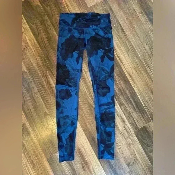 Lululemon Womens Size 4 Wunder‎ Under Capri Leggings Blue Floral Print Low Rise - Picture 1 of 5